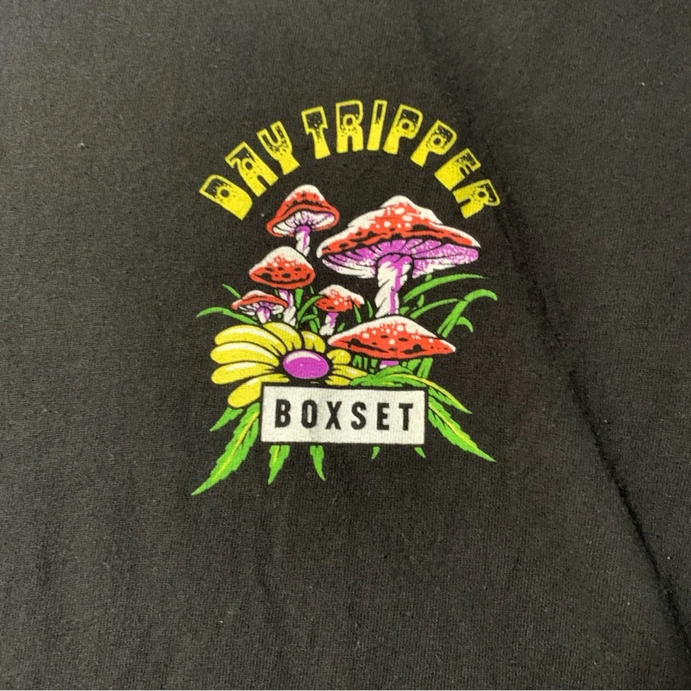 BOXSET MENS MEDIUM CREW NECK T SHIRT DAY TRIPPER MUSHROOMS UNISEX CHEECH 100%‎